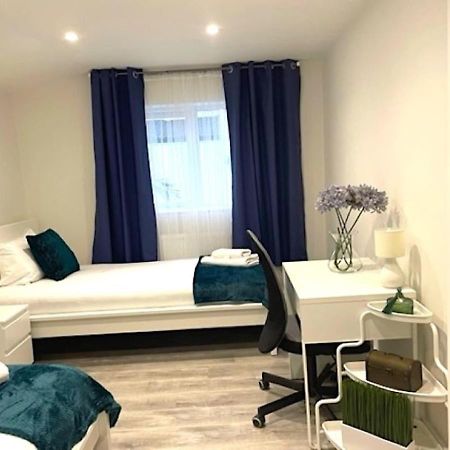 2 Bedroom Serviced Apartment # 런던 외부 사진