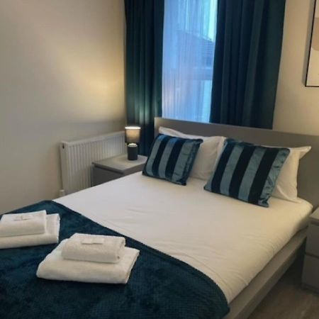 2 Bedroom Serviced Apartment # 런던 외부 사진