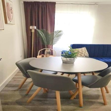 2 Bedroom Serviced Apartment # 런던 외부 사진