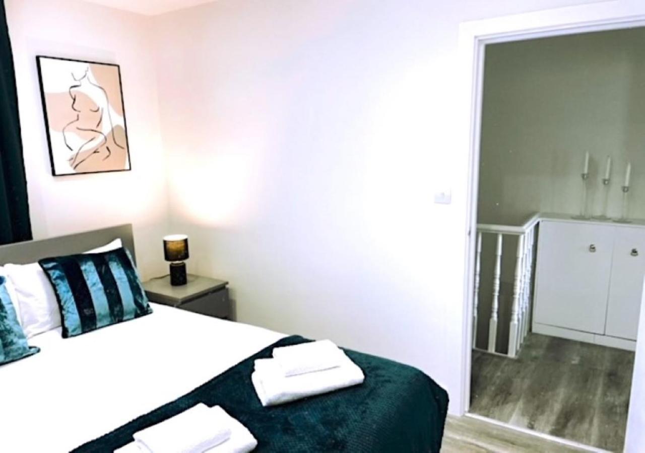 2 Bedroom Serviced Apartment # 런던 외부 사진