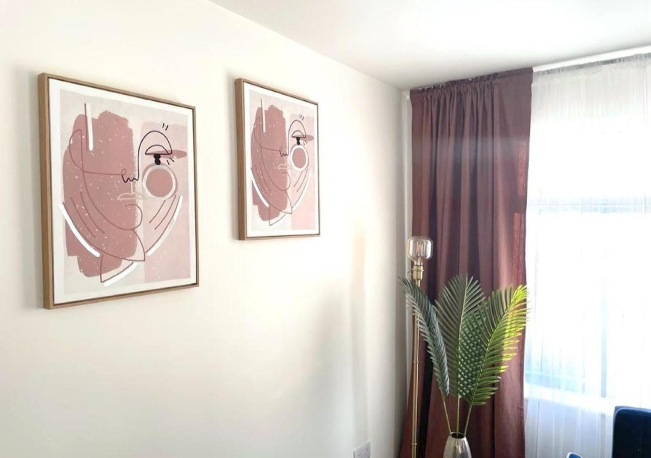 2 Bedroom Serviced Apartment # 런던 외부 사진